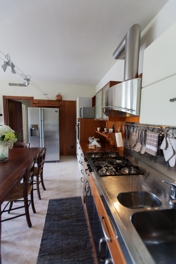 fully equipped kitchen in apartment in Soave