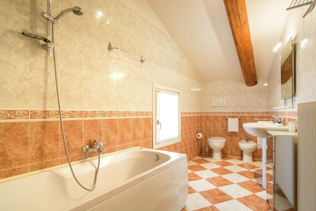 Leonardo bagno con vasca bathroom Leonardo