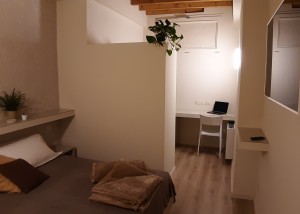 Ampia camera matrimoniale, con angolo studio dotato di scrivania e bagno privato.