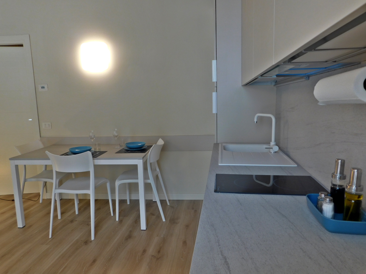 bicamere loft L2 cucina accessoriata con pentole