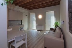 loft L1 zona giorno con cucina e divano