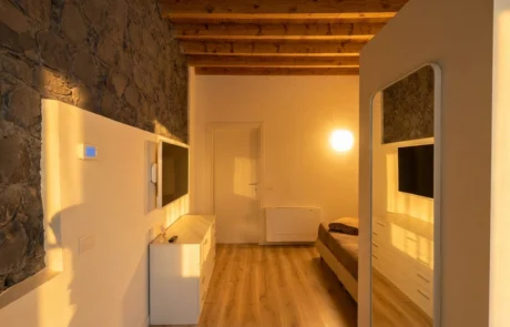 L1 - anticamera L1 - anticamera, mini corridoio, smart tv davanti al letto