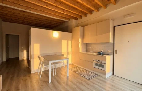 L1 cucina e tavolo da pranzo L1 cucina e tavolo da pranzo, luce calda, al tramonto