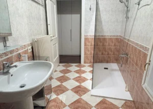 Bathroom with shower -Leonardo