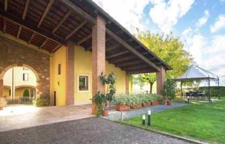 Giardino comune Giardino residence La Mason con portico, a lato un gazebo dove rilassarsi e accesso frontale al chiostro ed agli appartamenti