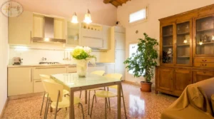 Leonardo cucina e tavolo da pranzo appartamento bicamere Leonardo salotto e tv