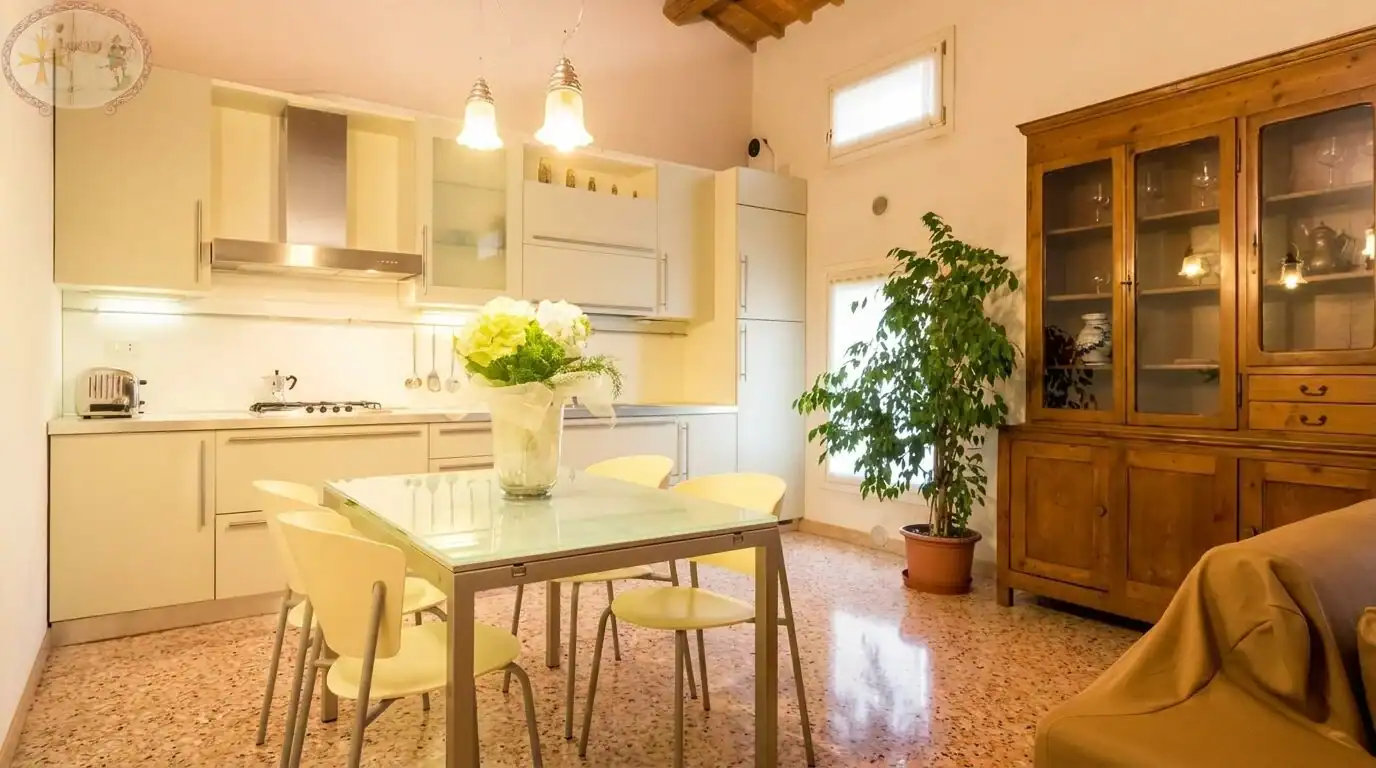 Leonardo cucina e tavolo da pranzo appartamento bicamere Leonardo salotto e tv