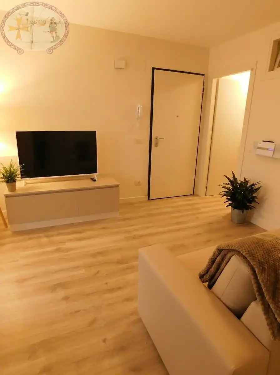 entrata L3 con TV trilocale loft L3 zona giorno openspace