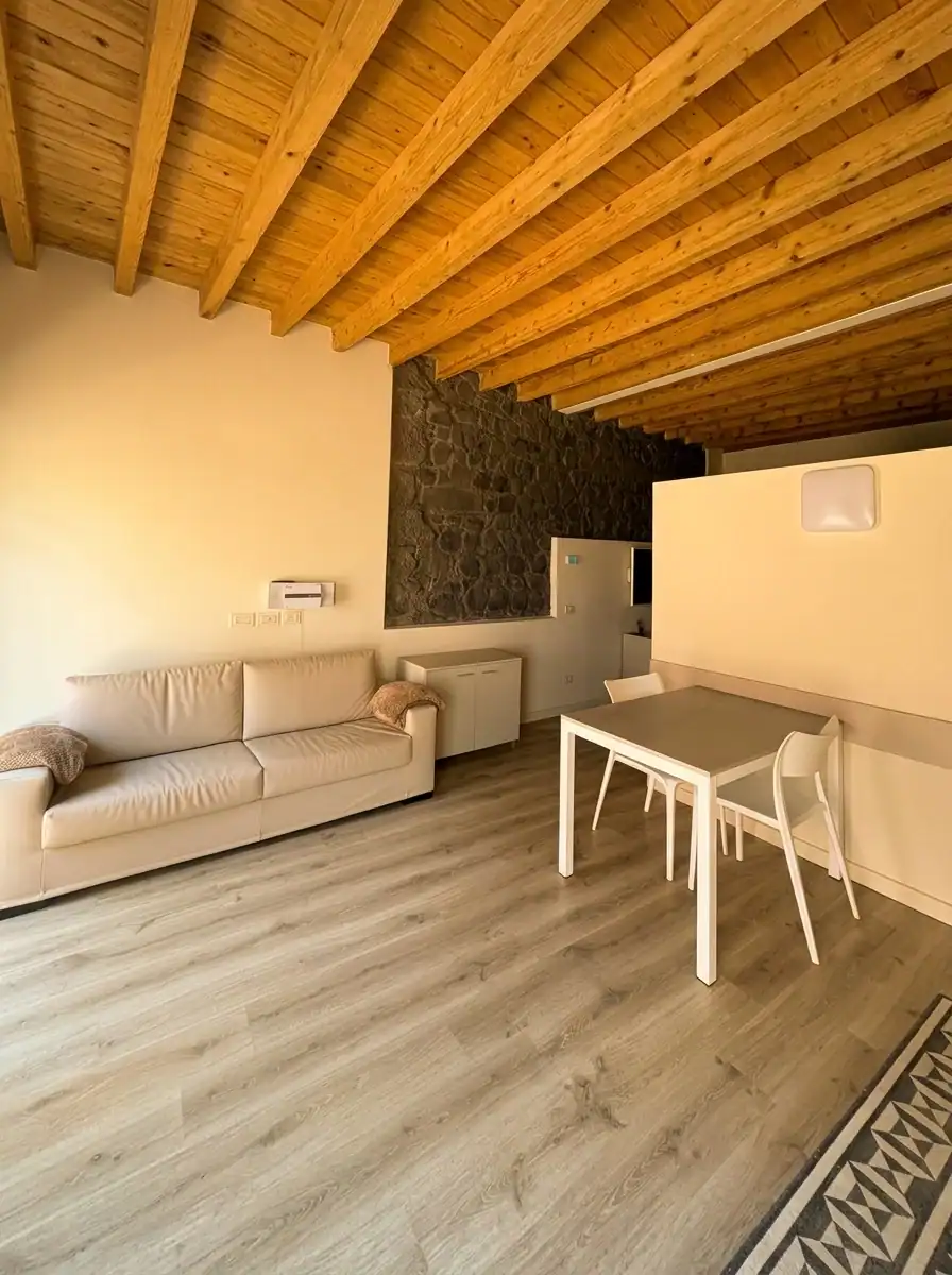 L1 soggiorno con divano e tavolo da pranzo monolocale loft l1 camera matrimoniale