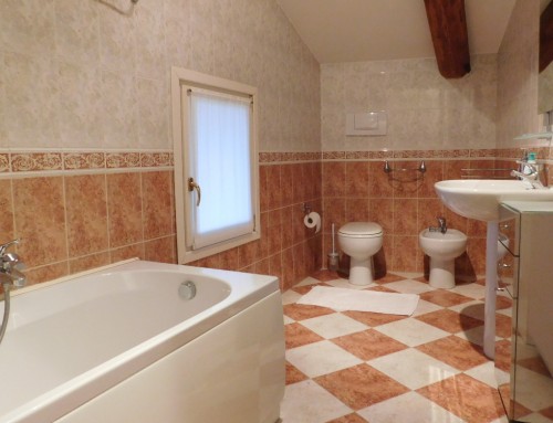 Leonardo bathroom with bathtub and window